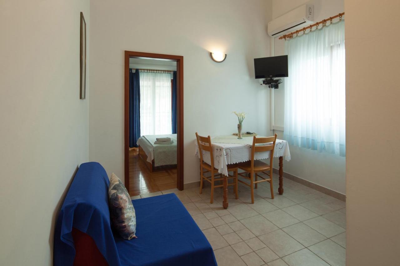 Apartments By The Sea Bilo, Primosten - 4191 외부 사진